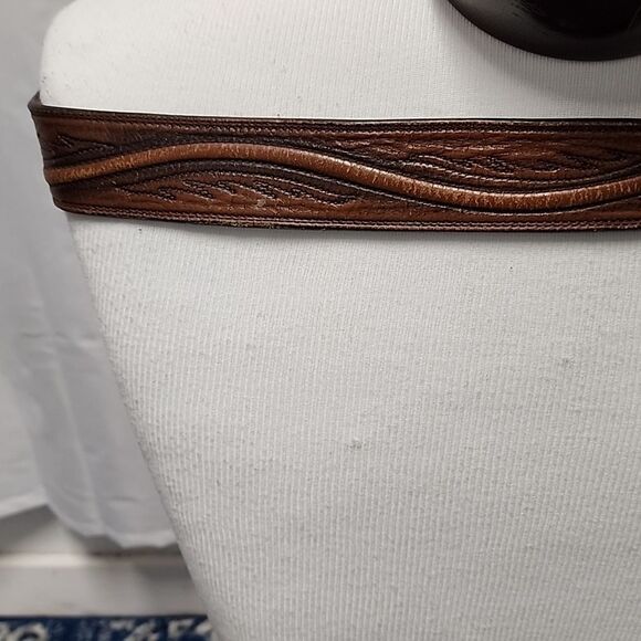 Vtg Leegin Larry Mahen tooled brown leather belt & 1979 Raintree Walleye buckle - Picture 2 of 8